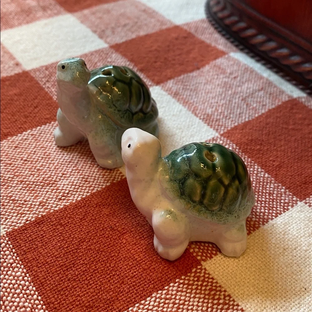 Vintage LIKE NEW Green White Turtle Salt & Pepper Shaker Set - Collector Item